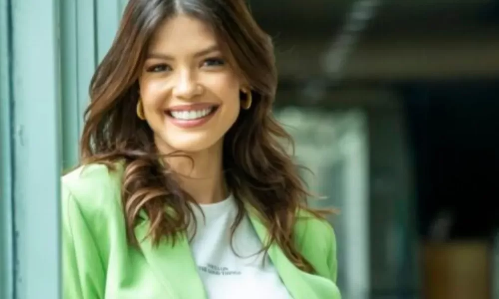 Vitória Strada estreia nos palcos, fala de influencers atores e o “preconceito presente dentro da comunidade LGBT”