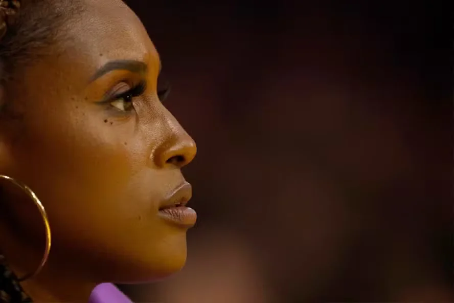 Issa Rae denuncia diminuição de produções negras em Hollywood: ‘Nossas histórias tem menos prioridade’